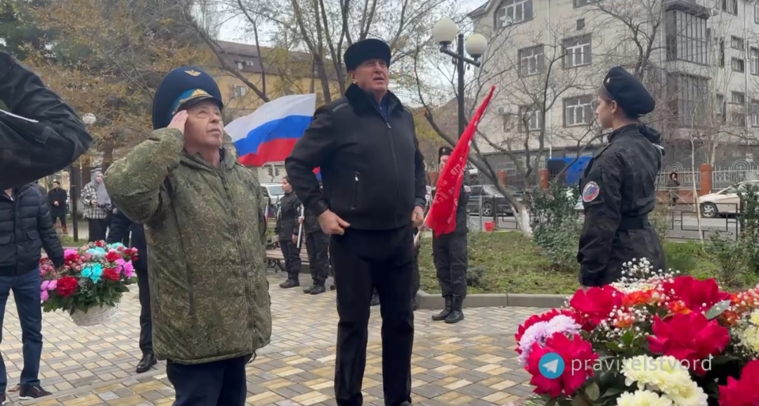 Абдулмуслим Абдулмуслимов возложил цветы к памятнику Герою России Магомеду Нурбагандову