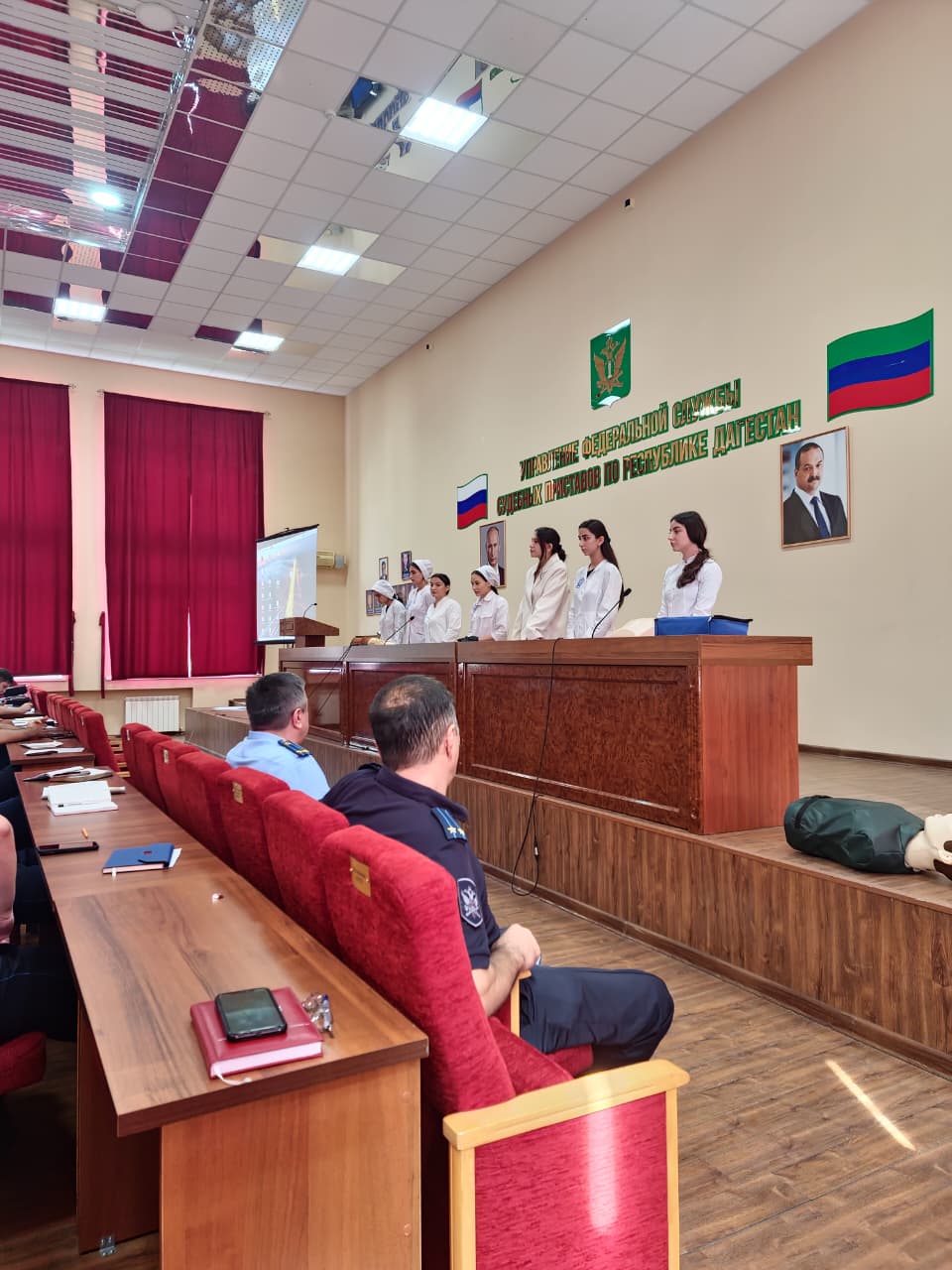 Чтоб труд владыкой мира стал И всех в одну семью спаял... (Александр Фадеев "Молодая Гвардия")