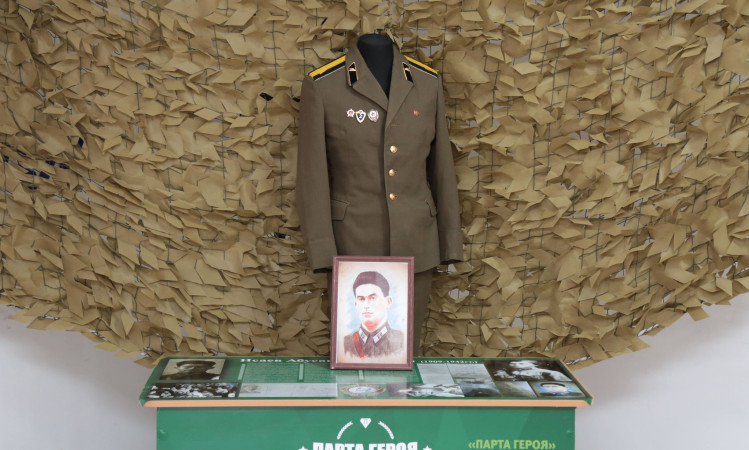 Бой идет святой и правый. Смертный бой не ради славы, Ради жизни на земле. А. Т....