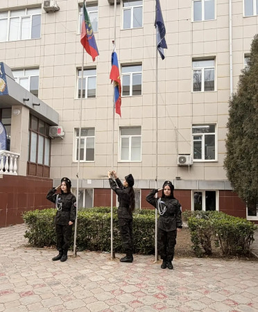 Прекрасны символы России: И флаг, и герб, и гимн станы! Мы чтим их с самого рожденья И будем вечно и...