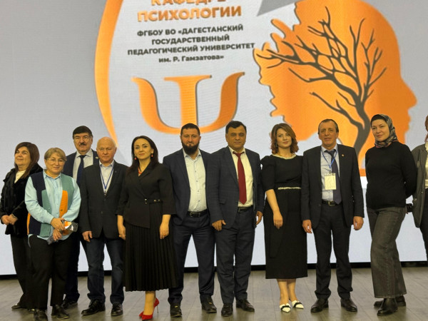 Пусть отступают все сомненья прочь,  Уходят пусть тревога и забота.  Кусочек сердца людям отдавать,...