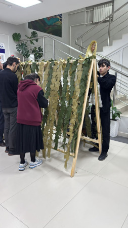 Студенты Национального инновационного колледжа плетут маскировочные сети для участников СВО