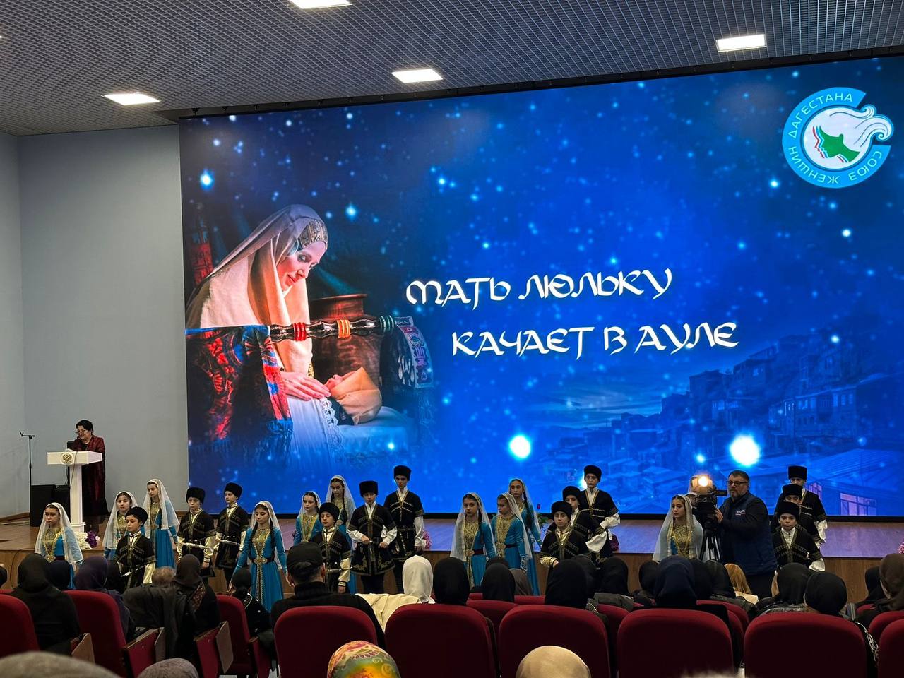 «Мать люльку качает»