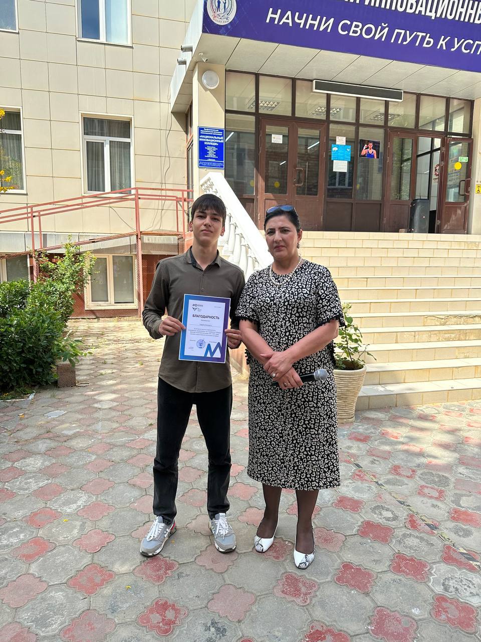 Неделя в ПОАНО «НИК» начинается с поднятия государственного флага Российской Федерации