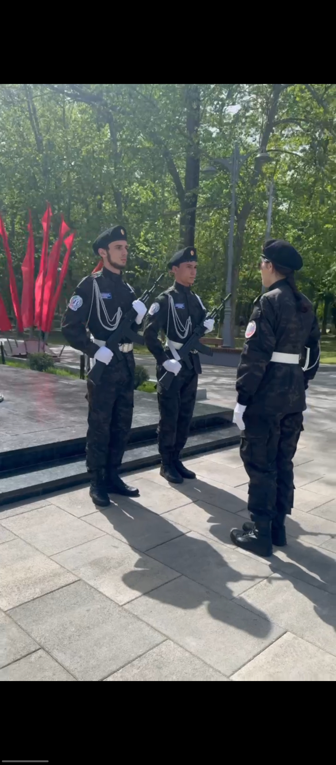 Почетный караул «Пост №1» у «Вечного огня» и памятника Воину-освободителю