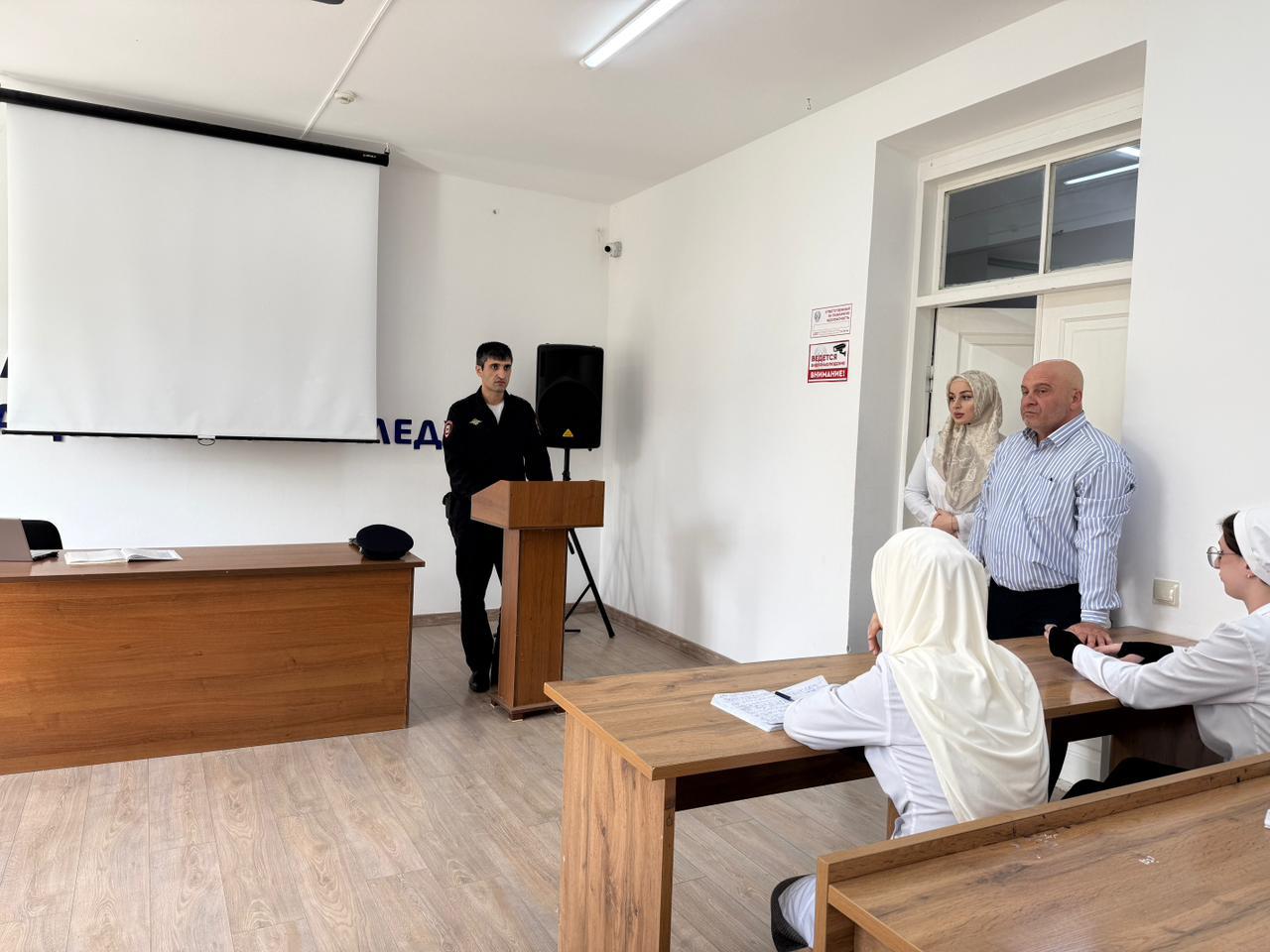 Профилактическая беседа инспектора по делам несовершеннолетних со студентами колледжа