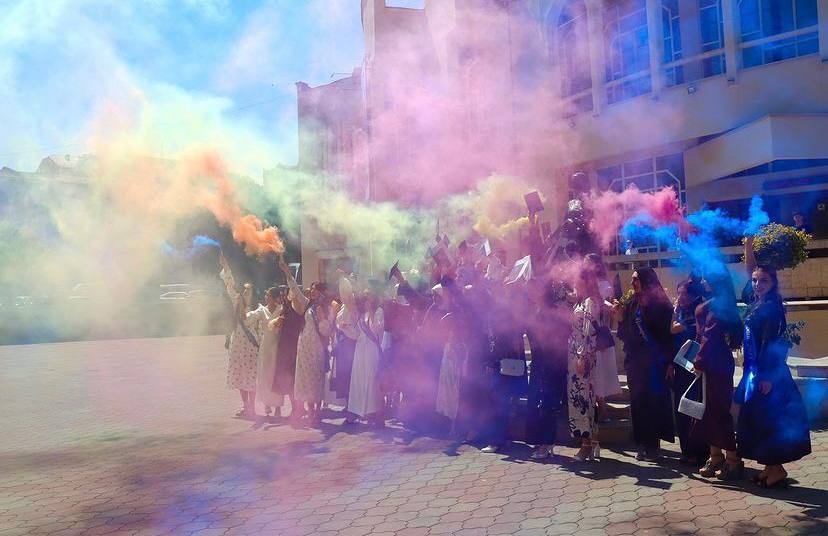 Самая грандиозная церемония вручения дипломов 2023 для выпускников ПОАНО «НИК»