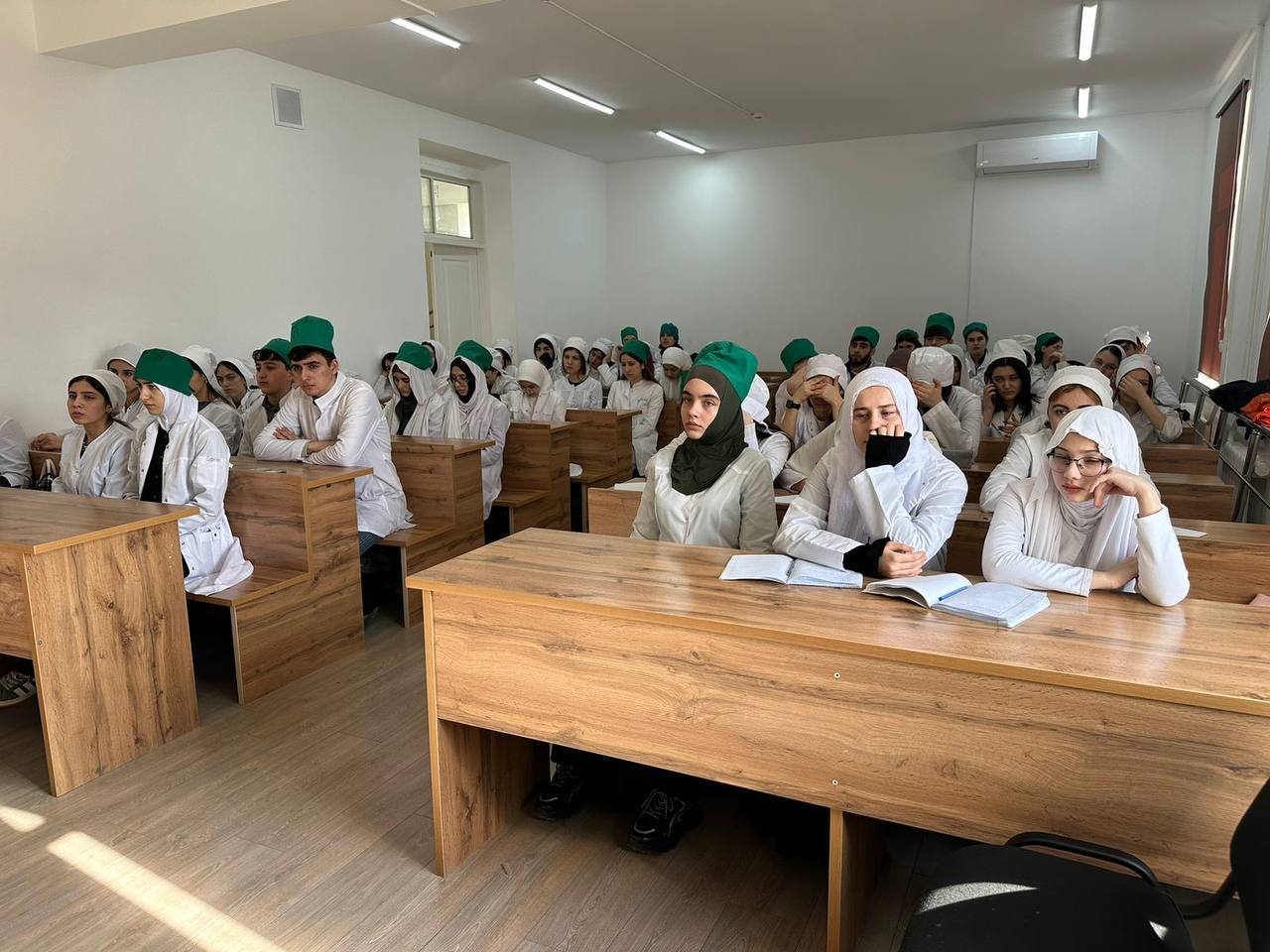 В ПОАНО «Национальный инновационные колледж» прошел «Урок Мужества» для студентов начальных курсов