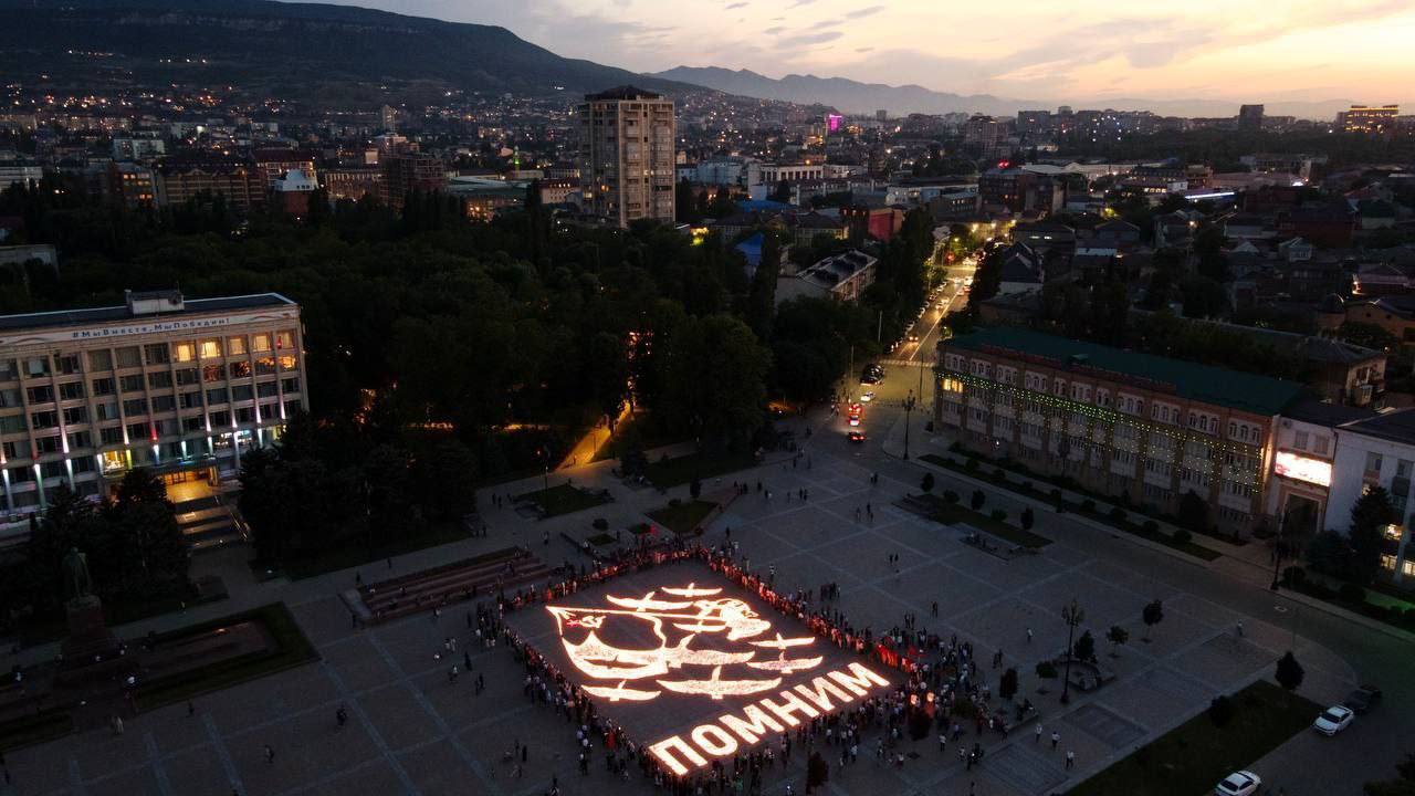 В преддверии Дня памяти и скорби на главной площади в Махачкале прошла Международная акция «Огненные картины войны»