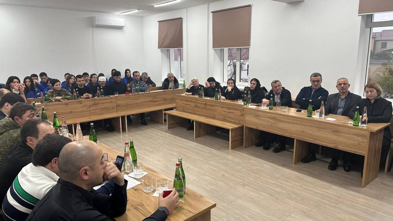 Заместитель директора ДагПатриотЦентра Саид Гаджиев вручил удостоверения молодогвардейца студентам Национального инновационного колледжа!