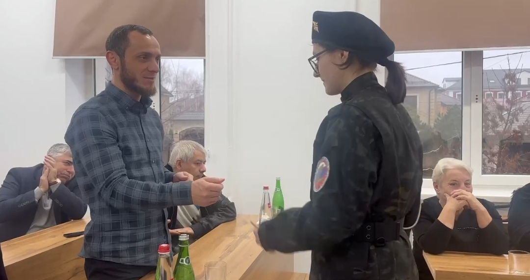 Заместитель директора ДагПатриотЦентра Саид Гаджиев вручил удостоверения молодогвардейца студентам Национального инновационного колледжа!