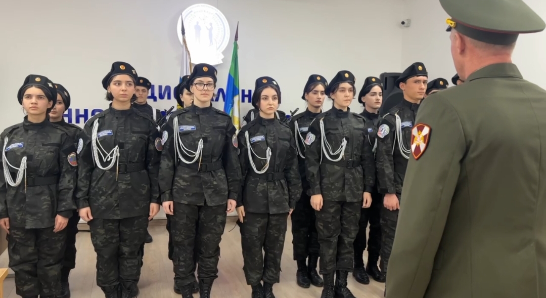 Заместитель директора ДагПатриотЦентра Саид Гаджиев вручил удостоверения молодогвардейца студентам Национального инновационного колледжа!